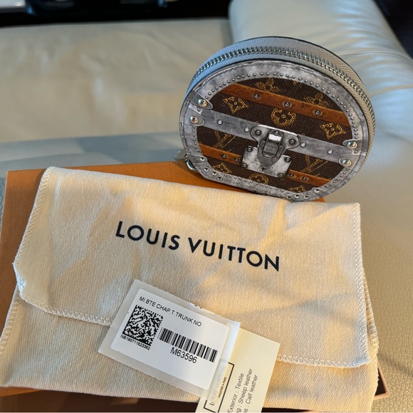 Louis Vuitton - Picture 3 of 4
